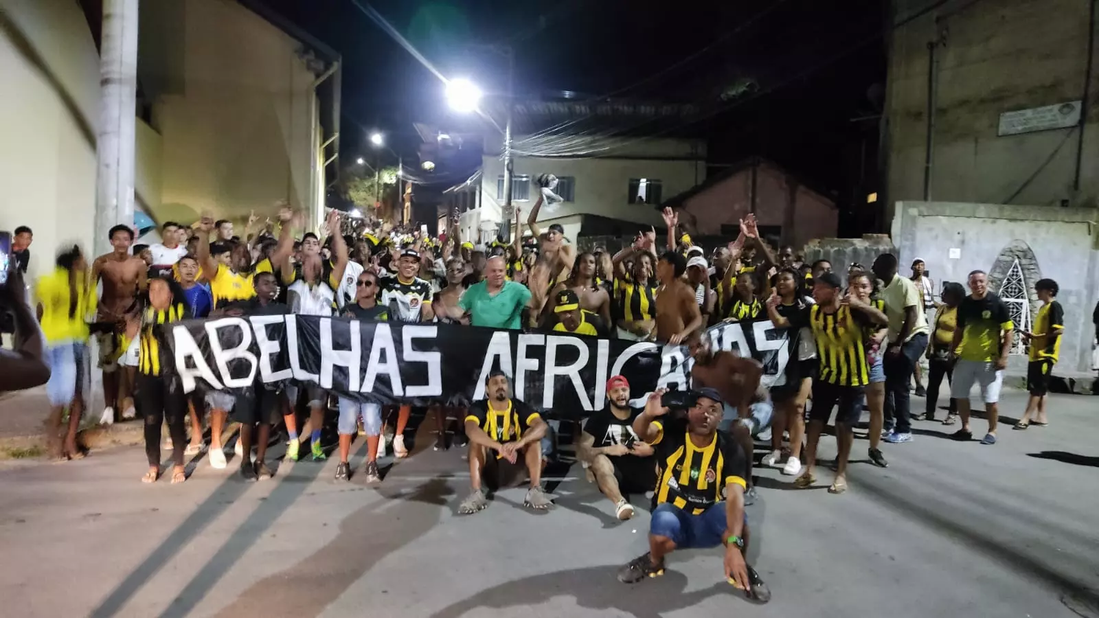 Vídeo: torcida do Renascer comemora bicampeonato da Copa Cultura nas ruas de Santos Dumont